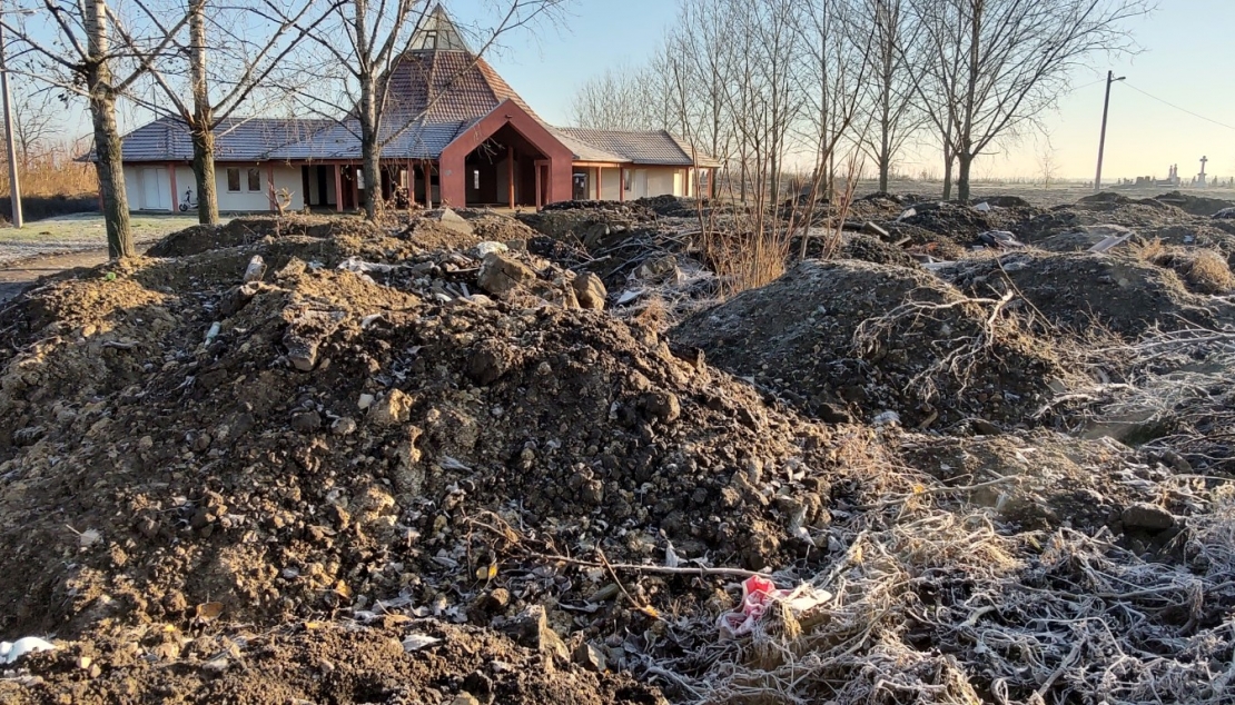 НА ГРОБЉЕ САМО У ЧИЗМАМА ИЛИ НА ТОЧКОВИМА!